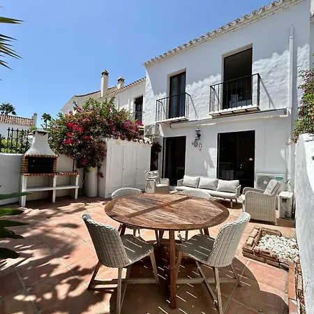 House In Surrounded By Golf Courses Nyaraló *