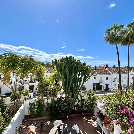 House In Surrounded By Golf Courses Nyaraló