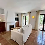 Vakantiehuis House In Surrounded By Golf Courses