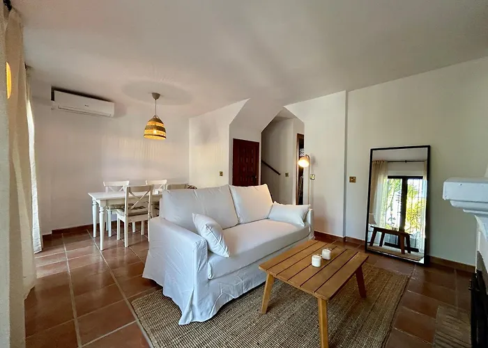 House In Surrounded By Golf Courses Vakantiehuis